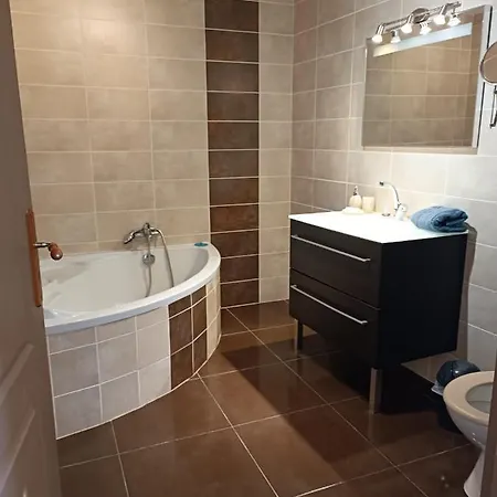 Aux Berges Du Canal Pensión